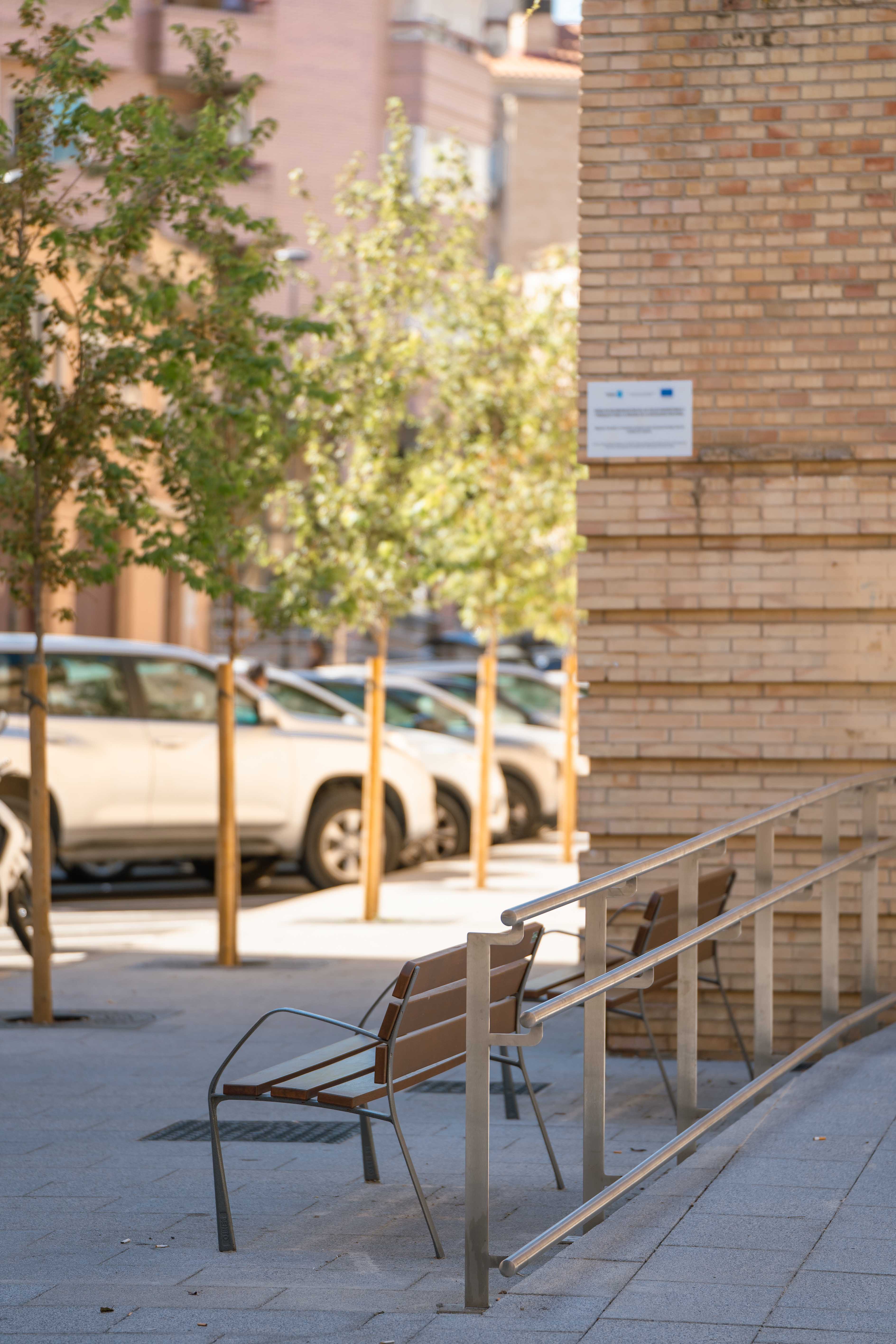 Detalle de rampa accesible y mobiliario urbano instalado tras la reforma